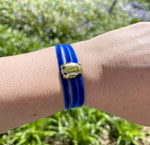 Charger l&#39;image dans la galerie, Ajoutez une touche de couleur à votre poignet avec ce bracelet en velours vert unique. Fabriqué à partir d&#39;un ruban de velours doux et confortable, ce bracelet est parfait pour une utilisation quotidienne ou pour une occasion spéciale.
