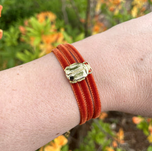 Ajoutez une touche de couleur à votre poignet avec ce bracelet en velours vert unique. Fabriqué à partir d'un ruban de velours doux et confortable, ce bracelet est parfait pour une utilisation quotidienne ou pour une occasion spéciale.