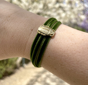 Ajoutez une touche de couleur à votre poignet avec ce bracelet en velours vert unique. Fabriqué à partir d'un ruban de velours doux et confortable, ce bracelet est parfait pour une utilisation quotidienne ou pour une occasion spéciale.
