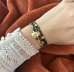 Charger l&#39;image dans la galerie, Ajoutez une touche de couleur à votre poignet avec ce bracelet en velours vert unique. Fabriqué à partir d&#39;un ruban de velours doux et confortable, ce bracelet est parfait pour une utilisation quotidienne ou pour une occasion spéciale.
